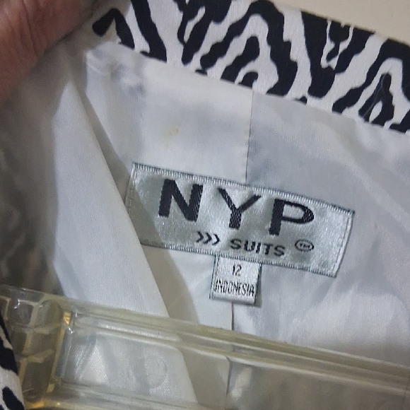 Elegant Black and White Patterned Blazer - Picture 2 of 5